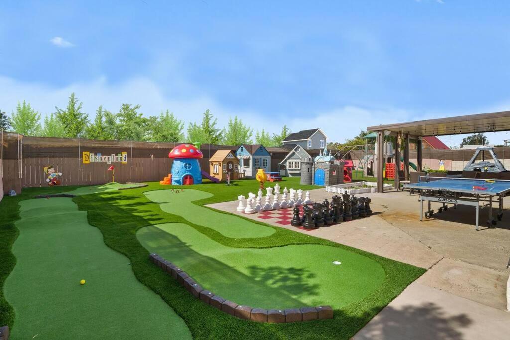 The Disneyland Dream: Arcade, Theater, Play, Golf+ Garden Grove Eksteriør bilde