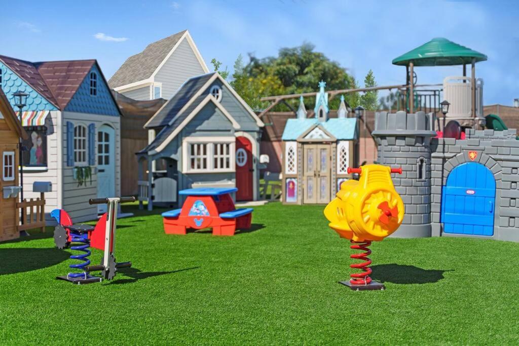 The Disneyland Dream: Arcade, Theater, Play, Golf+ Garden Grove Eksteriør bilde